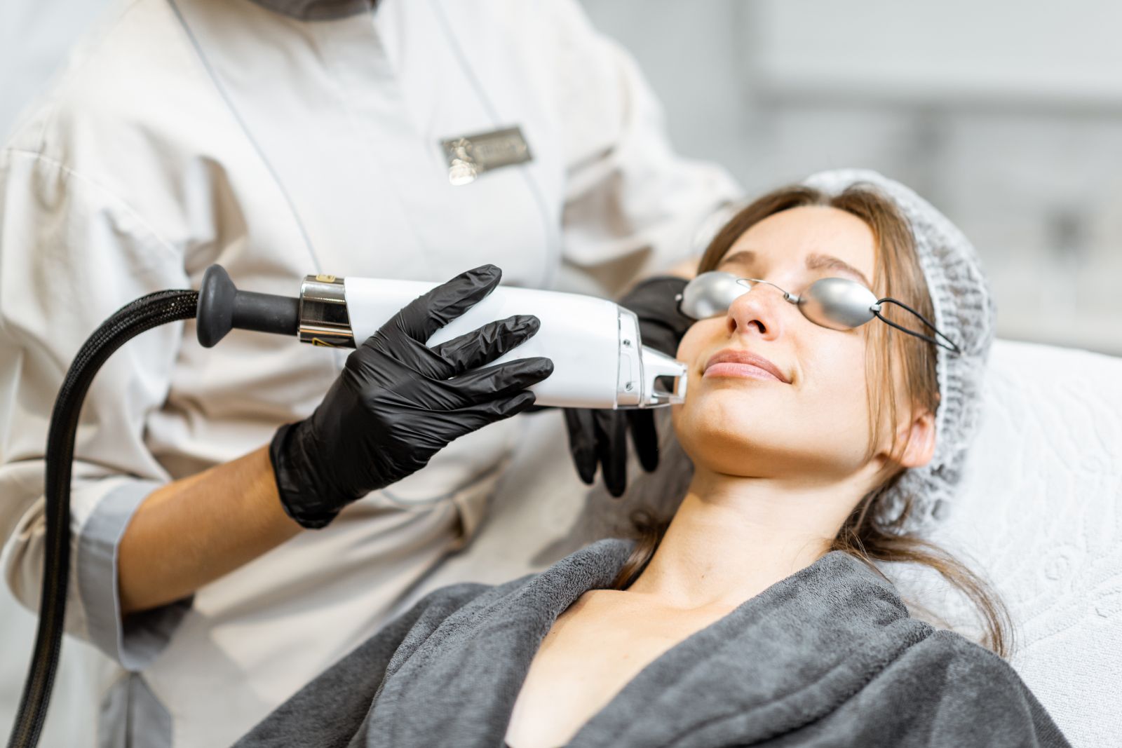 Can-Laser-Skin-Tightening-Help-With-Acne-Scars.