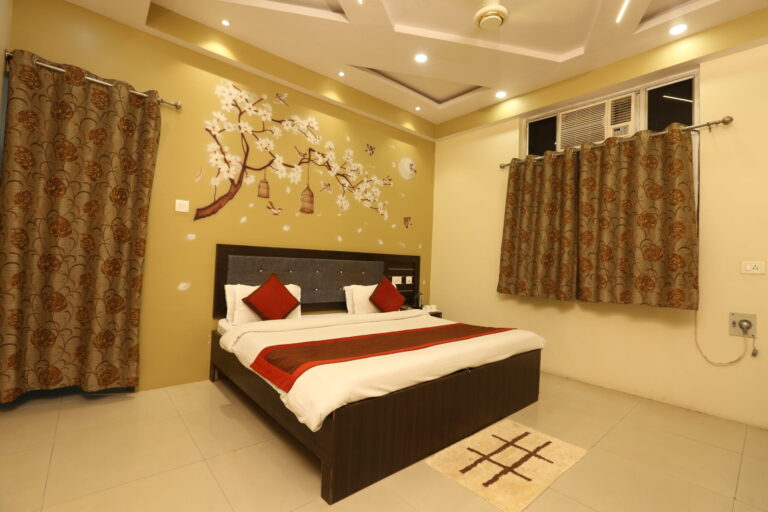 Excuitive-Room-220-3-scaled-1-1-1