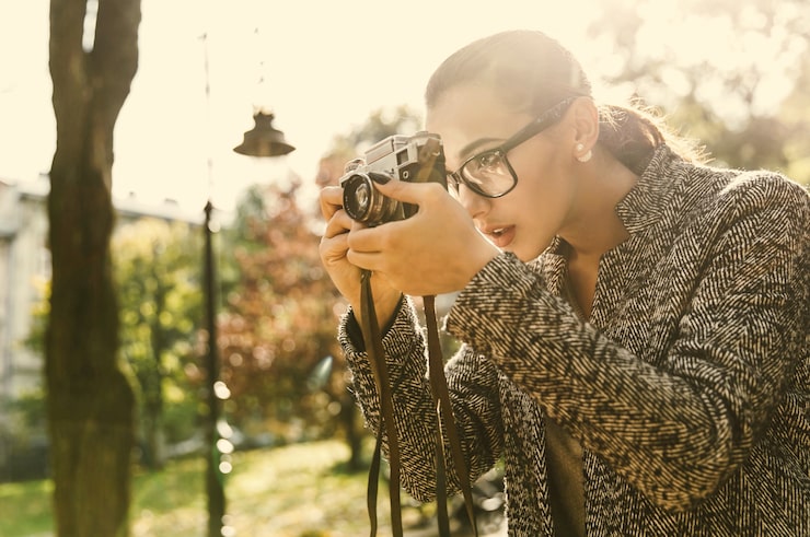 stunning-young-woman-stands-with-camera-sunny-park_8353-1372